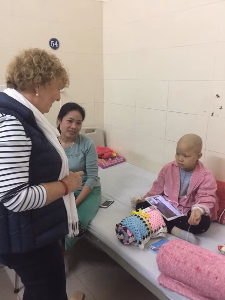 CLB Đồng cảm đã trao tặng chiếc khăn len cho bệnh nhi ung thư