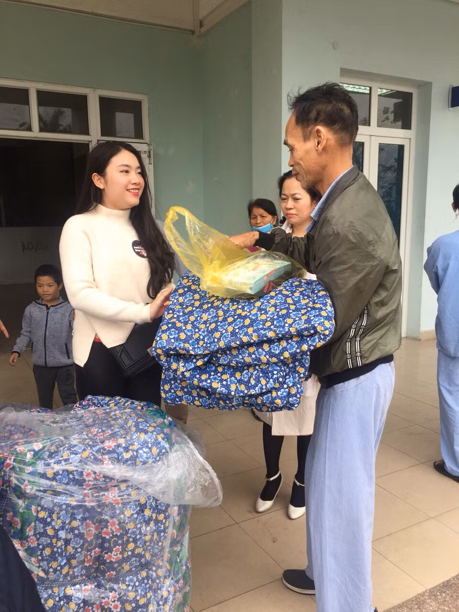 Bệnh nhân ung thư nhận quà từ nhà hảo tâm