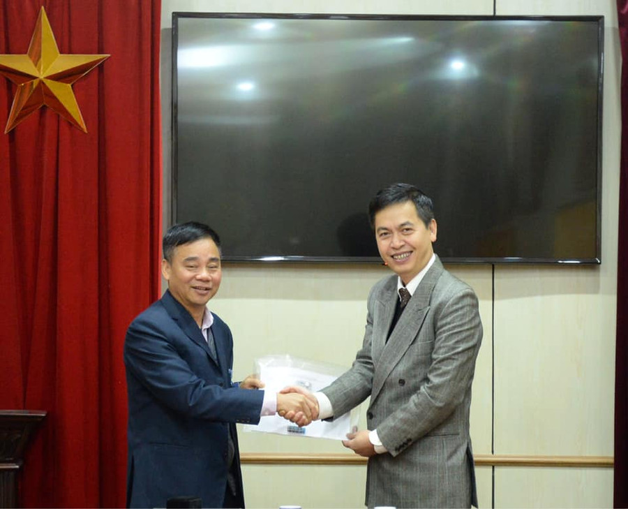 Ông Nguyễn Văn Công - Giám đốc Khu di tích Phủ Chủ tịch trao tặng tài liệu cho Cục Văn thư và Lưu trữ nhà nước Ông Nguyễn Văn Công - Giám đốc Khu di tích Phủ Chủ tịch trao tặng tài liệu cho Cục Văn thư và Lưu trữ nhà nước