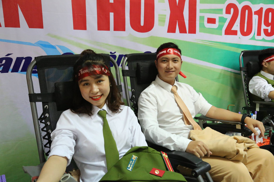 Đoàn viên thanh niên CATP tham gia ngày hội hiến máu.