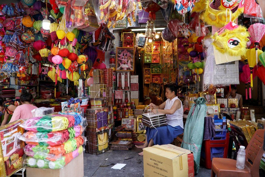 Rằm tháng Bảy (còn gọi là Tết Vu Lan) là dịp các mặt hàng vàng mã được mua bán tấp nập nhất trong năm. Rất nhiều người cầu kỳ trong việc lựa chọn các đồ cúng cho "người âm". (Ảnh: Minh Hiếu/Vietnam+). Rằm tháng Bảy (còn gọi là Tết Vu Lan) là dịp các mặt hàng vàng mã được mua bán tấp nập nhất trong năm. Rất nhiều người cầu kỳ trong việc lựa chọn các đồ cúng cho "người âm". (Ảnh: Minh Hiếu/Vietnam+).