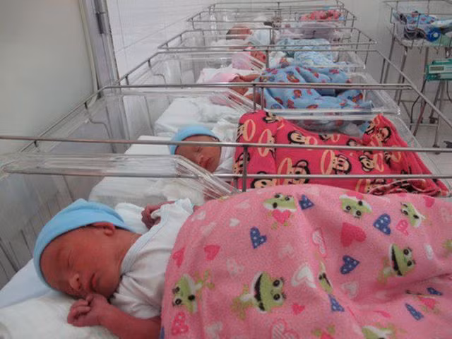 Các bé háo hức lấy sách ra thi nhau tập viết, tập đọc… làm ngôi nhà nhỏ lúc nào cũng rộn rã như một lớp học.