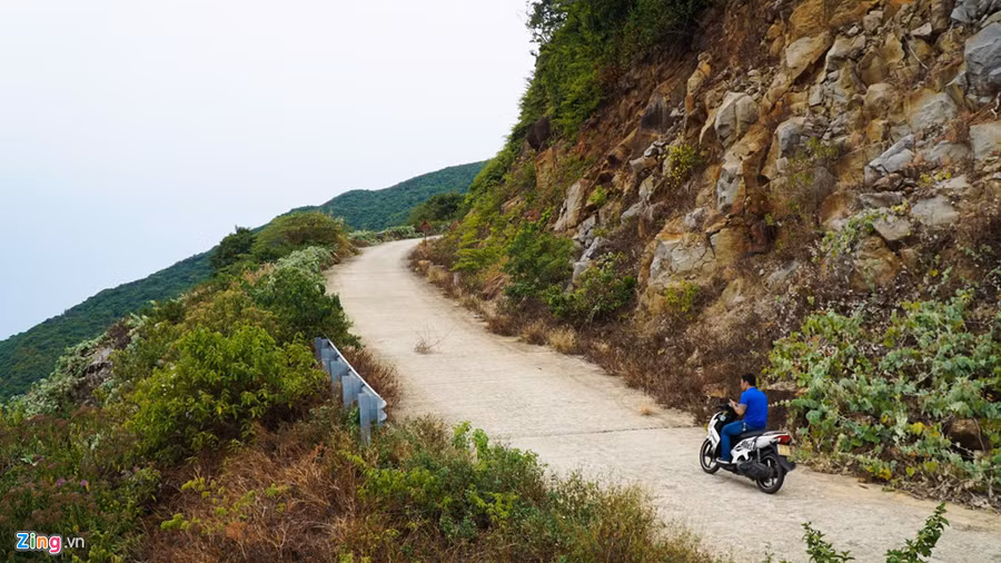 Theo Sở GTVT Đà Nẵng, các tuyến đường trên bán đảo đều thuộc hệ thống đường cơ động phục vụ quốc phòng (trừ đường Hoàng Sa và đường lên đỉnh Sơn Trà - đoạn từ Yết Kiêu đến Đài Vọng cảnh). Đường lên núi Sơn Trà có độ dốc lớn hơn 10%, nhiều đoạn có độ dốc 21%; hướng tuyến quanh co, nhiều đường cong có bán kính nhỏ hơn 15 m.Trong ảnh là khúc cua lên dốc bãi Đá Đen. 9 khuc cua