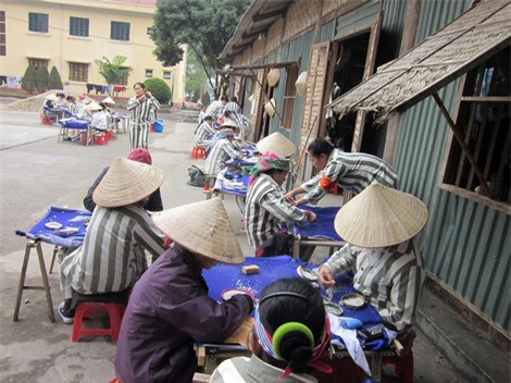 Đội đính cườm trại giam Quyết Tiến nơi Thanh cải tạo lao động.