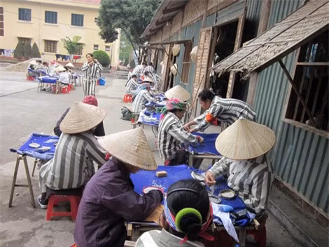 Đội đính cườm trại giam Quyết Tiến nơi Thanh cải tạo lao động.