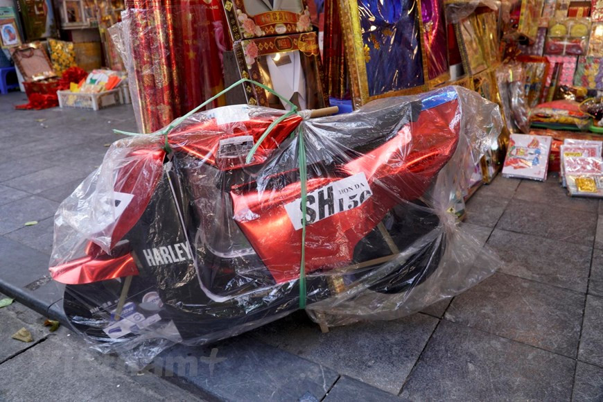 Mẫu xe máy giấy SH kết hợp với hãng...Harley Davidson (Ảnh: Minh Hiếu/Vietnam+). Mẫu xe máy giấy SH kết hợp với hãng...Harley Davidson (Ảnh: Minh Hiếu/Vietnam+).