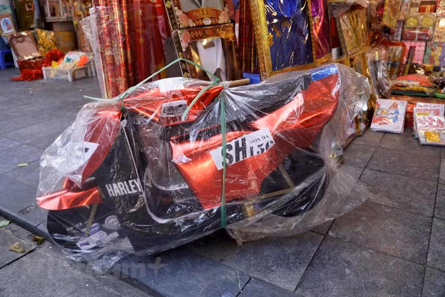 Mẫu xe máy giấy SH kết hợp với hãng...Harley Davidson (Ảnh: Minh Hiếu/Vietnam+).