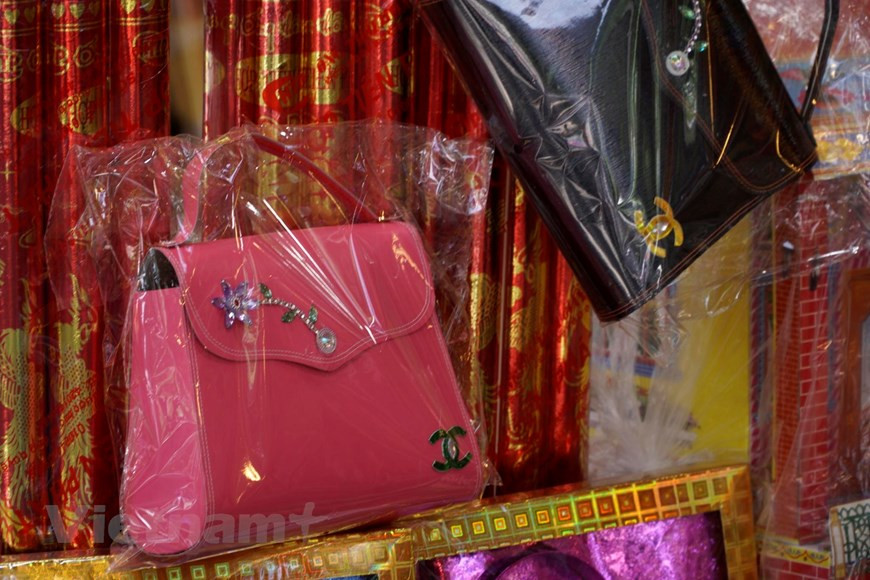 Các mẫu túi "hàng hiệu" cũng được các xưởng cập nhật (Ảnh: Minh Hiếu/Vietnam+). Các mẫu túi "hàng hiệu" cũng được các xưởng cập nhật (Ảnh: Minh Hiếu/Vietnam+).