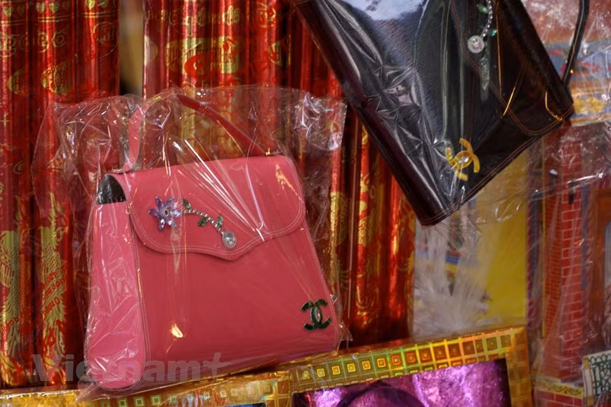 Các mẫu túi "hàng hiệu" cũng được các xưởng cập nhật (Ảnh: Minh Hiếu/Vietnam+).