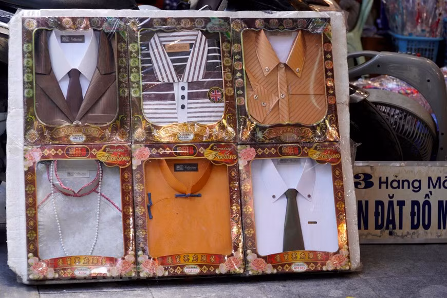 Nhưng vài năm gần đây, với việc tuyên truyền đồng bộ tại các nhà chùa, nhiều người dân đã nhận thức được đốt vàng mã không có lợi cho "người âm" lại gây lãng phí tiền bạc và tiềm ẩn nguy cơ cháy nổ nên việc đốt vàng mã giảm dần. (Ảnh: Minh Hiếu/Vietnam+).