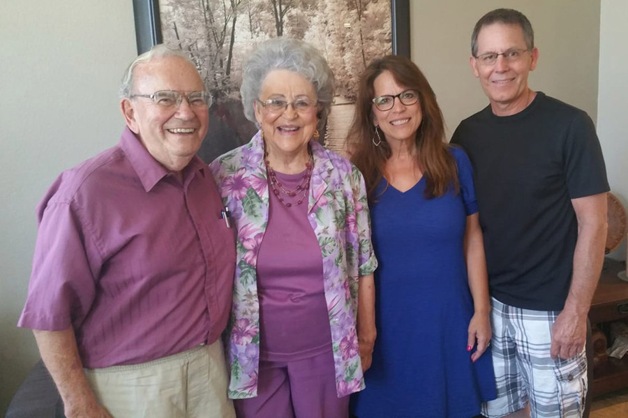 Ông Francis luôn để vợ lựa chọn trang phục mỗi ngày