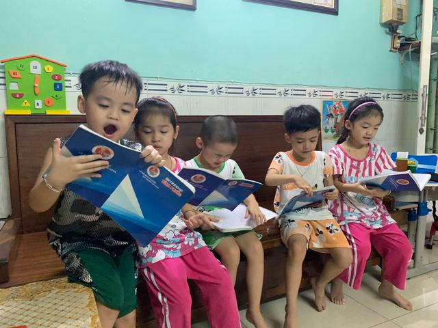 Các bé háo hức lấy sách ra thi nhau tập viết, tập đọc… làm ngôi nhà nhỏ lúc nào cũng rộn rã như một lớp học. Các bé háo hức lấy sách ra thi nhau tập viết, tập đọc… làm ngôi nhà nhỏ lúc nào cũng rộn rã như một lớp học.