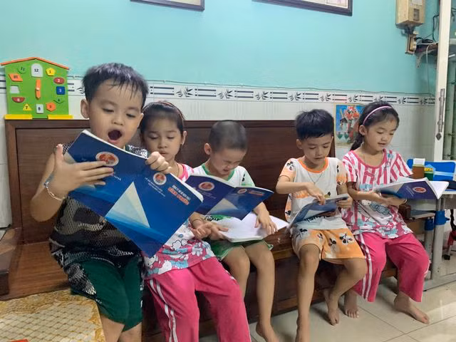 Các bé háo hức lấy sách ra thi nhau tập viết, tập đọc… làm ngôi nhà nhỏ lúc nào cũng rộn rã như một lớp học.