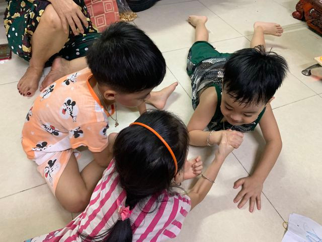 Những đứa trẻ trong ca sinh 5 giờ đã lớn khôn. Những đứa trẻ trong ca sinh 5 giờ đã lớn khôn.