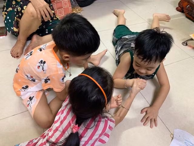 Những đứa trẻ trong ca sinh 5 giờ đã lớn khôn.