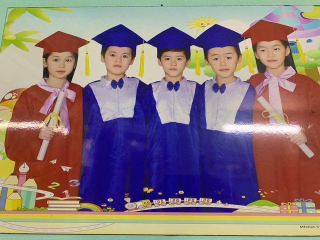 Ảnh "tốt nghiệp" mầm non của 5 anh chị em ca sinh 5 đầu tiên ở Việt Nam. Ảnh "tốt nghiệp" mầm non của 5 anh chị em ca sinh 5 đầu tiên ở Việt Nam.