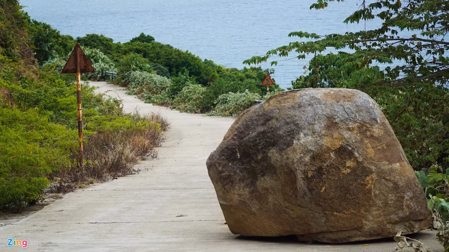 9 "điểm đen" dễ gây tai nạn gồm: Bãi Đá Đen, đoạn dốc dưới chân nhà Vọng Cảnh, đường lên đồi Vọng Cảnh, đoạn đường từ Vọng Cảnh đến sân bay Trực Thăng, khu Hố Sâu, dốc từ đỉnh Bàn Cờ về khách sạn InterContinental, ngã ba cây Đa, khu du lịch sinh thái Trường Mai và đoạn dốc từ cây Hoa vàng xuống đường Yết Kiêu. 9 khuc cua