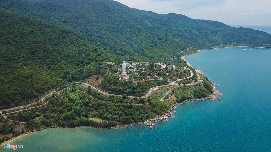 Sơn Trà còn là địa điểm du lịch nổi tiếng ở miền Trung với những cảnh đẹp nên thơ, có ngôi chùa Linh Ứng nổi tiếng và đỉnh Bàn Cờ, đồi Vọng Cảnh rất đẹp... 9 khuc cua