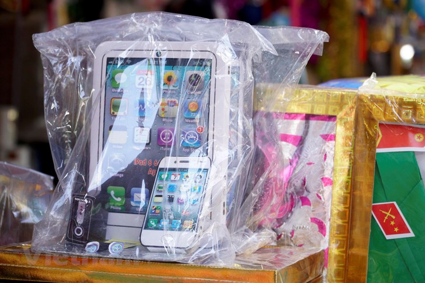 Các mặt hàng tuy được cập nhật mẫu mã mới nhưng vẫn không thu hút được khách hàng. Bộ "iPhone hàng mã" có giá dao động từ 100.000-200.000 đồng. (Ảnh: Minh Hiếu/Vietnam+). Các mặt hàng tuy được cập nhật mẫu mã mới nhưng vẫn không thu hút được khách hàng. Bộ "iPhone hàng mã" có giá dao động từ 100.000-200.000 đồng. (Ảnh: Minh Hiếu/Vietnam+).