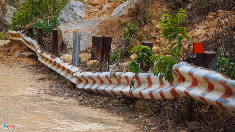 Theo quan sát, hầu hết tuyến đường lên núi Sơn Trà đều xuống cấp nghiêm trọng, nhiều điểm đã sạt lở đến 1/4 mặt đường. Ở một số đoạn còn có tảng đá to nặng cả tấn chắn ngang, gây cản trở giao thông. Trong ảnh là hệ thống ta luy đường lên đồi Vọng Cảnh bị hư hỏng. 9 khuc cua