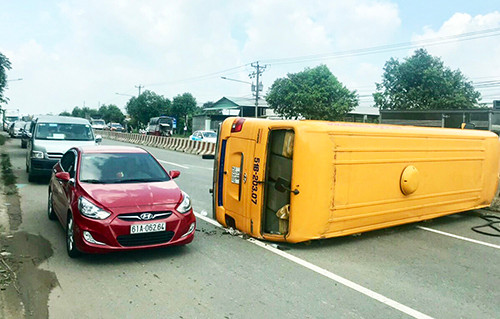 Chiếc xe lật nằm chắn ngang đường. Ảnh: Nguyệt Triều.