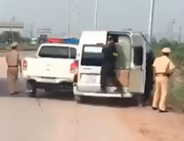 Chiếc xe bỏ chạy khi một cảnh sát vẫn bám ở cửa. Ảnh cắt từ clip.