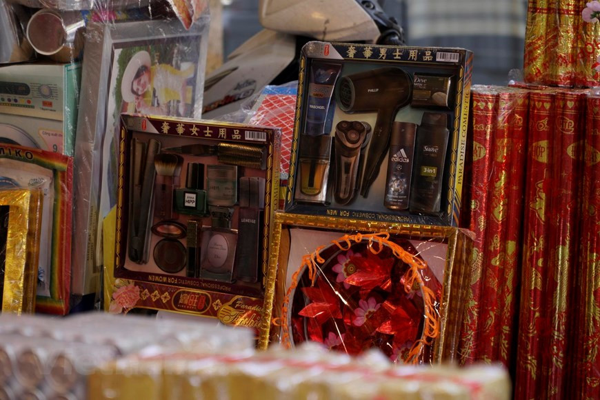 Đến cả những đồ dùng thiết yếu hằng ngày...đều trong tình cảnh ế ẩm, chờ người mua (Anh: Minh Hiếu/Vietnam+). Đến cả những đồ dùng thiết yếu hằng ngày...đều trong tình cảnh ế ẩm, chờ người mua (Anh: Minh Hiếu/Vietnam+).