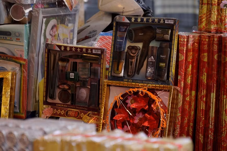 Đến cả những đồ dùng thiết yếu hằng ngày...đều trong tình cảnh ế ẩm, chờ người mua (Anh: Minh Hiếu/Vietnam+).