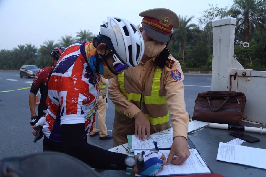 CSGT số 15 xử lý các hành vi xe đạp đi vào làn đường dành cho ô tô.