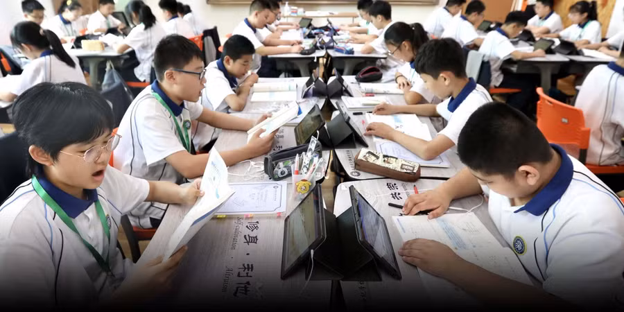 Học sinh sử dụng máy tính bảng trong một tiết học ở tỉnh Thiểm Tây, Trung Quốc.