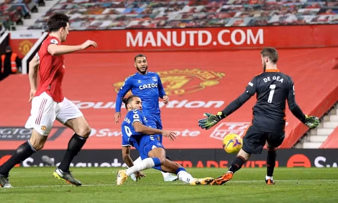 Calvert-Lewin ghi bàn gỡ hoà 3-3 cho Everton trước Man Utd.