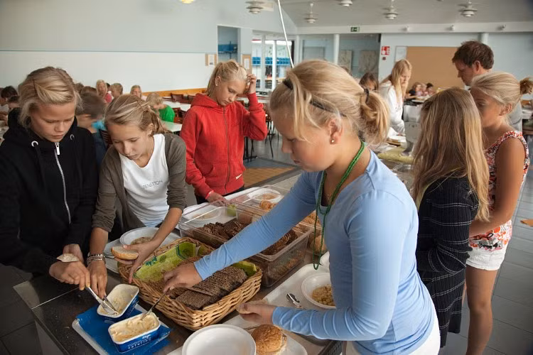 Học sinh Phần Lan ăn trưa miễn phí tại trường.