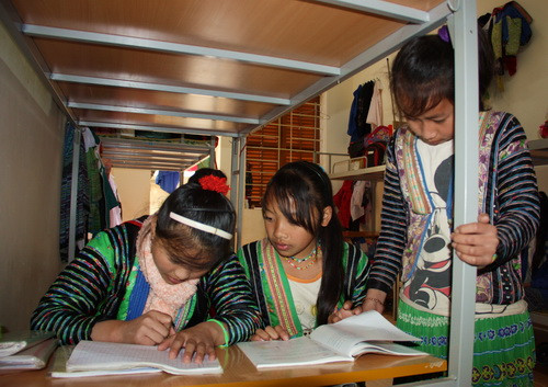 Học sinh bán trú sinh hoạt trong khu bán trú trong các ngày rét đậm, rét hại Học sinh bán trú sinh hoạt trong khu bán trú trong các ngày rét đậm, rét hại