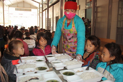 Ngày rét, bếp ăn bán trú các trường thực hiện cho học sinh ăn cơm nóng, canh nóng chống rét Ngày rét, bếp ăn bán trú các trường thực hiện cho học sinh ăn cơm nóng, canh nóng chống rét
