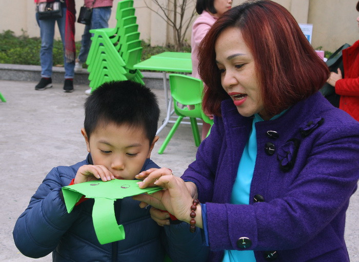 Gấp voi giấy được nhiều trẻ ưa thích nhưng gấp được rồi thổi lên cũng phải mất khá nhiều hơi sức ...