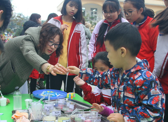 Cùng cô mô phỏng, thí nghiệm xem nước của bắp cải tím đổi màu như thế nào.