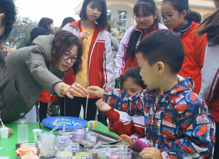 Cùng cô mô phỏng, thí nghiệm xem nước của bắp cải tím đổi màu như thế nào.