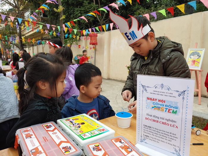 Các anh lớp lớn trong CLB STEM của Trường Tiểu học Thụy Phương đang hướng dẫn trẻ mầm non trải nghiệm các mô hình STEM.