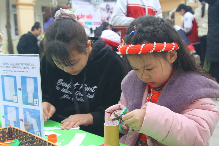 Cùng cô làm chong chóng giấy.