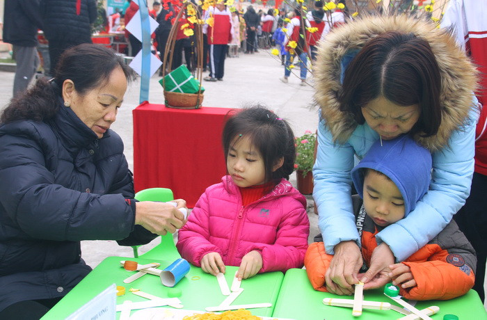 Các trẻ này đang nhận được sự hướng dẫn tận tình của cô cách làm đòn bẩy.
