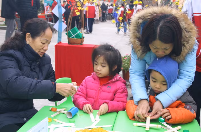 Các trẻ này đang nhận được sự hướng dẫn tận tình của cô cách làm đòn bẩy.