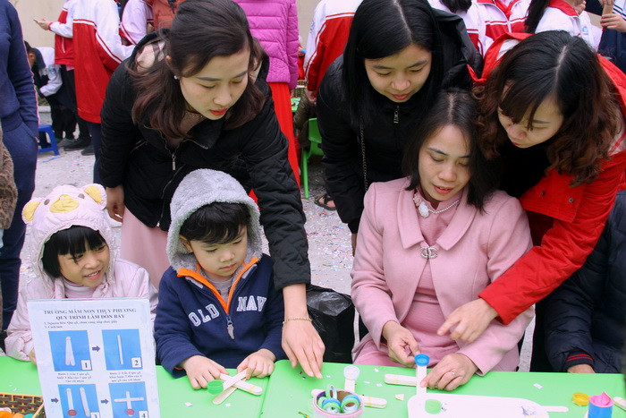 Cả các giáo viên trường khác cũng đến tham quan, học tập cách làm STEM/STEAM để thực hiện.