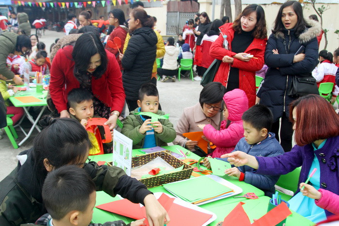 Ngày hội STEM thu hút đông đảo trẻ em, giáo viên và phụ huynh tham gia.