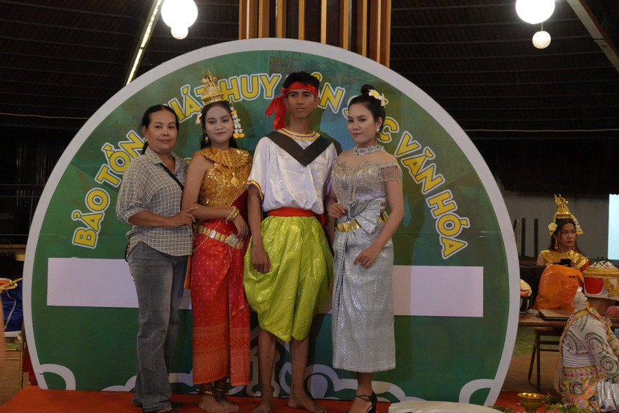 Bà Vân Na (ngoài cùng bên trái) cùng con gái và cháu trai theo nghiệp múa Khmer. Ảnh: NVCC.