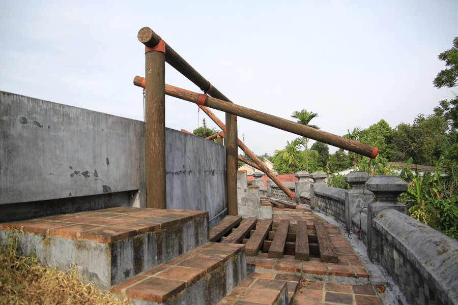 Hệ thống ròng rọc gỗ mở cửa các chuồng hổ.