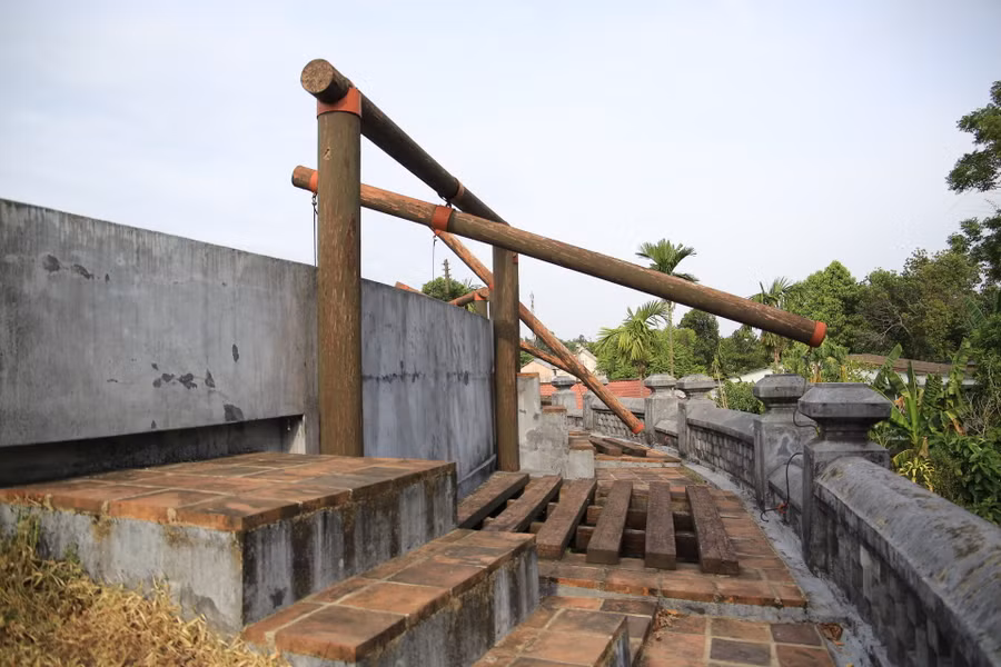 Hệ thống ròng rọc gỗ mở cửa các chuồng hổ.