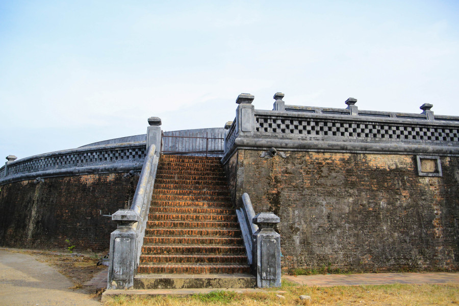 Lối đi lên khán đài để xem trận đấu sinh tử giữa voi và hổ.