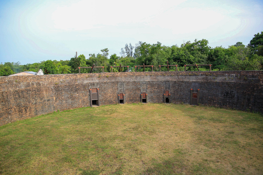 Đối diện khán đài là hệ thống 5 chuồng hổ có các cửa gỗ đóng mở bằng cách kéo dây từ phía trên xuống.