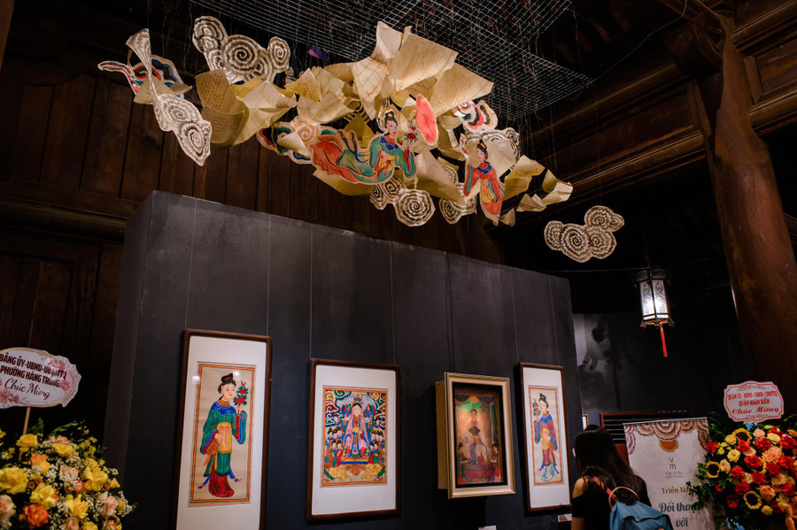 Tác phẩm &apos;Hạ phàm&apos; của họa sĩ Phạm Thủy Tiên được treo lơ lửng trên cao. Ảnh: Thế Sơn.