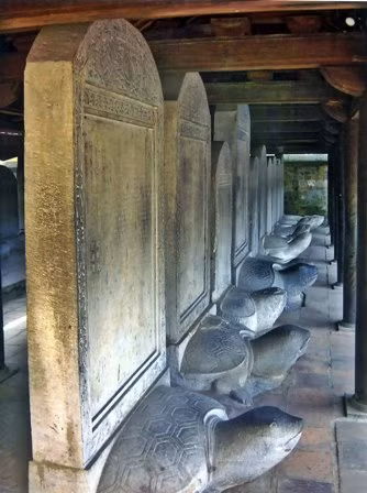 Văn bia đề danh Tiến sĩ khoa thi năm 1710 ghi Phạm Khiêm Ích đỗ Đệ nhất giáp Tiến sĩ cập đệ.